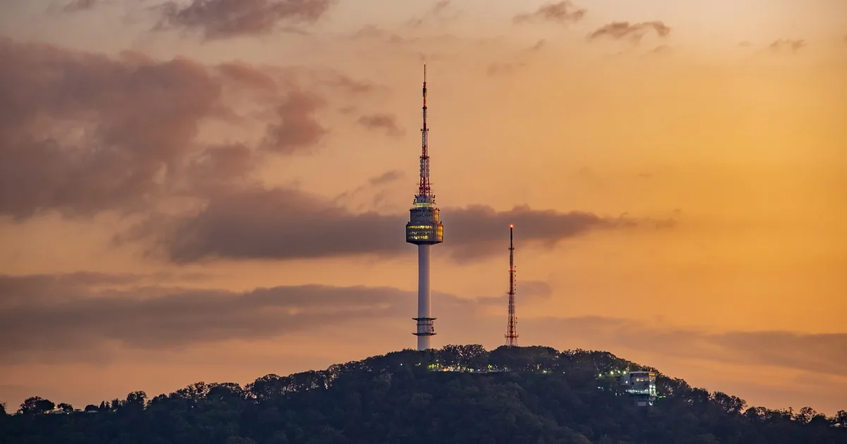 Perfil de Seúl con la torre Namsan, ilustración del seguro médico para extranjeros en Corea